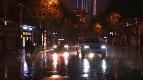 城市下雨夜晚道路交通汽车灯光街景4k素材mp4格式视频下载_正版视频编号178090-摄图网