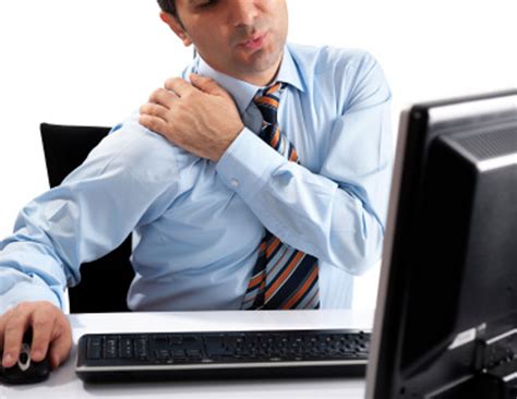 4 Exercises To Cure Shoulder Pain When in Office - lifeberrys.com