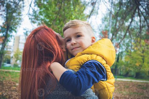 niño cariñoso abrazando a su madre. 12347656 Foto de stock en Vecteezy