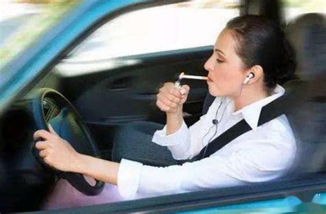 为啥外国车主抽烟都不开车窗，而国人都大开着？从这点就看出水平_易车