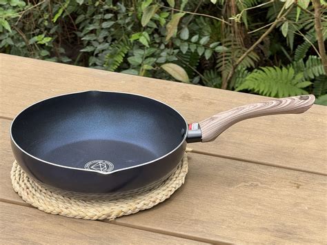 Chảo chống dính kim cương Diamond Kakusee - size 22cm sâu lòng