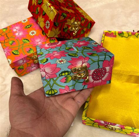 LAMANSH 5*5 inch Floral print Cash Gaddi box for wedding return gifts ...
