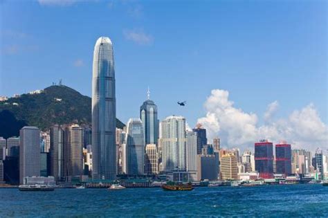 深圳与香港经济实力对比：曾经的小渔村深圳何时超越香港的？ - YouTube