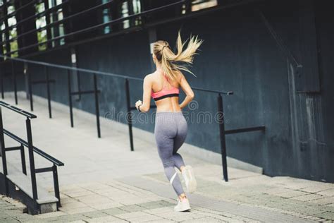 Running Back Woman 的图像结果