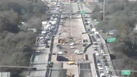 4-car crash on Gene Snyder shuts down southbound lanes