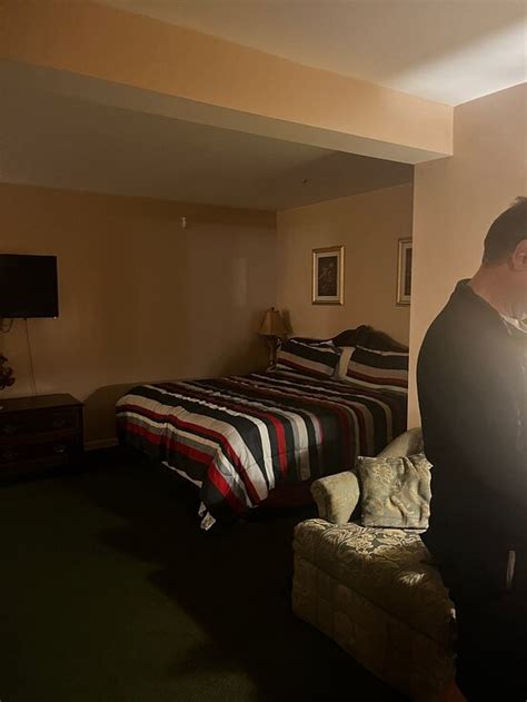 GOLDEN CIRCLE INN & SUITES (Latham) - Inn Reviews, Photos, Rate ...