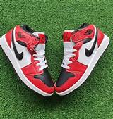 Nike Air Jordan 1 Mid 'Chicago Black Toe' - Exclusive Sneakers SA