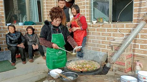 农村美女做大锅饭，邻居排队来吃