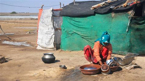 Gujarat: A Painful Period in Salt Pans of Little Rann of Kutch | NewsClick