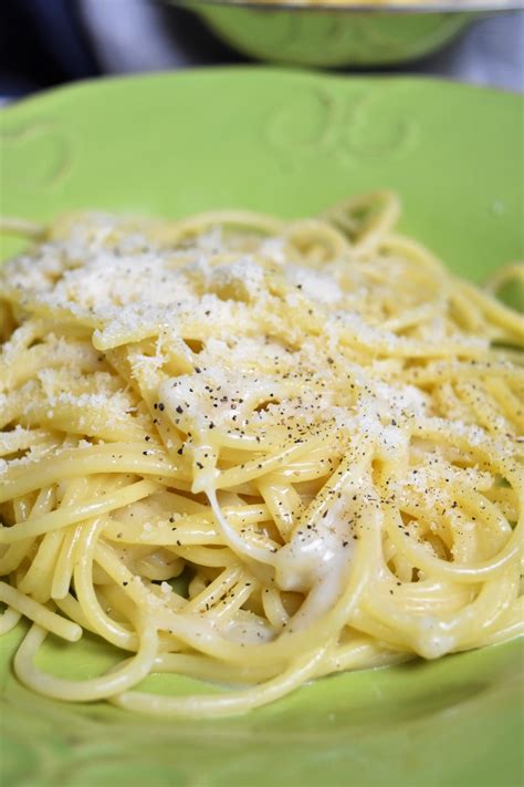 Spaghetti cacio e pepe - recette de cuisine italienne