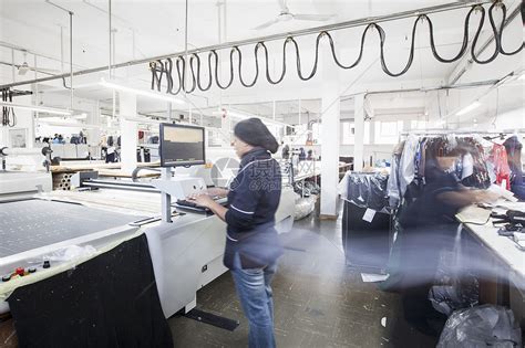 女工在服装厂操作制造机器高清图片下载-正版图片501876637-摄图网