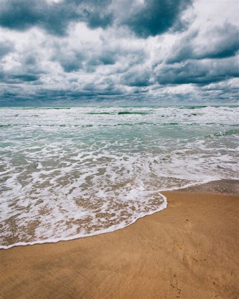 Stormy black sea in day time | Premium Photo