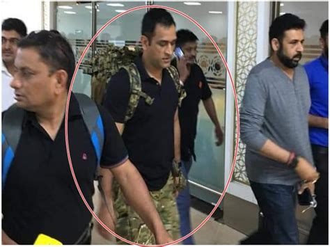 बॉर्डर पर तैनाती के लिए रवाना हुए धोनी, काली टी-शर्ट और आर्मी पैंट में ...