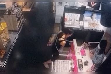 【香港】店铺内灯架突然脱落 正在选购商品的女顾客遭重砸