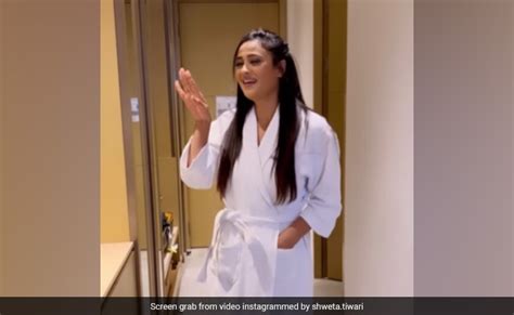 श्वेता तिवारी पर चढ़ा 'बेशर्म रंग' का खुमार, बाथरोब में किया डांस तो ...