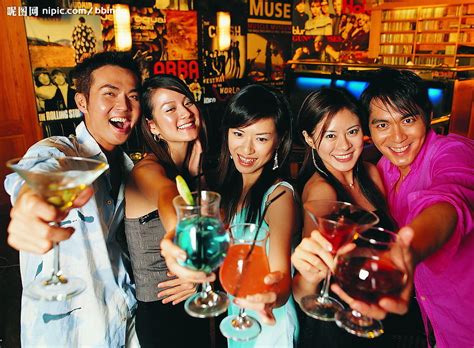 酒吧喝酒的人摄影图__日常生活_人物图库_摄影图库_昵图网nipic.com
