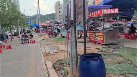 惠州街头出现很多地摊经济，大马路卖衣服没人买吧。 - YouTube