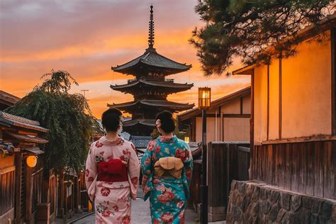 Japanese Culture Guide: Traditions, Society & Daily Life in Japan