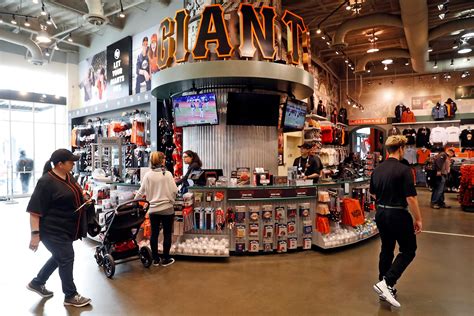 Buying, returning Giants gear to get easier after merchandising deal