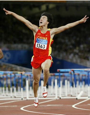经典回顾：2012伦敦奥运会刘翔受伤后一条腿跨到终点获全场掌声