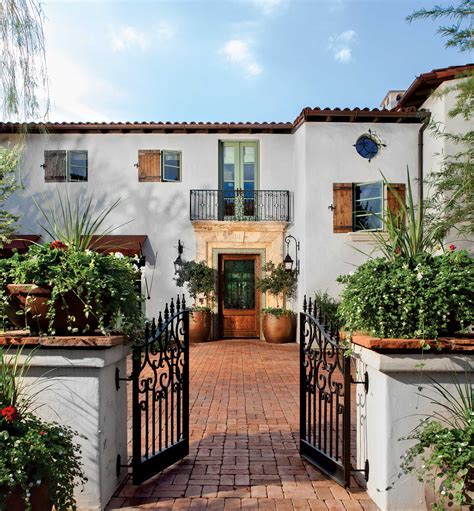 Spanish Colonial Style House With Courtyard