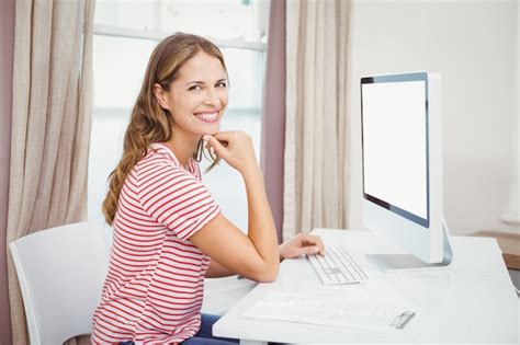 Happy Lady Using Computer 的图像结果