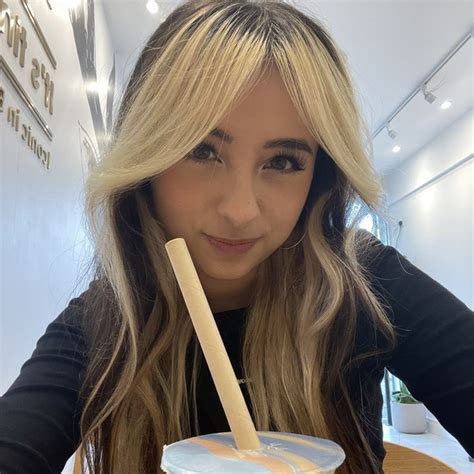 Lily - Economics teacher - ₹3328/h