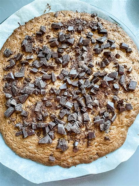 How To Make A Crowd-Pleasing Chocolate Pizza - pinkscharming