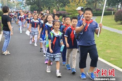 湖北宜昌千名小学生徒步逾10公里 弘扬爱国主义精神|陈怡|爱国主义|宜昌_新浪新闻