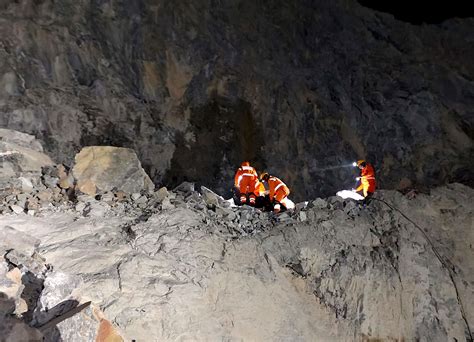 UP: One killed in Sonbhadra stone quarry collapse, rescue operations ...