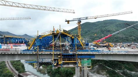 桂林至柳州高速公路改扩建项目全线桥梁贯通-人民图片网