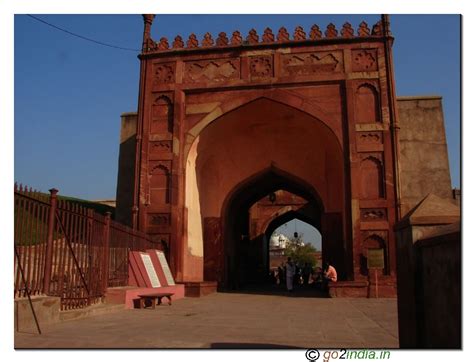 go2india.in : Inside Amar Singh Gate of Agra fort