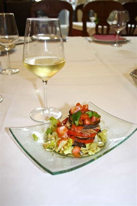 To Tip or not to Tip? What to Expect in Spanish Restaurants - Spanish ...