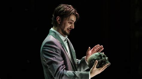 Teatros del Canal estrena mañana la versión atemporal de Hamlet del ...