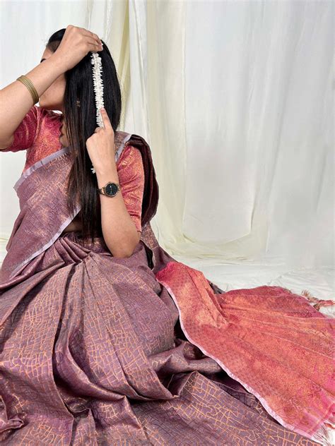 Onion Handwoven Kanchipuram Zari Weaving Saree with Unstitch