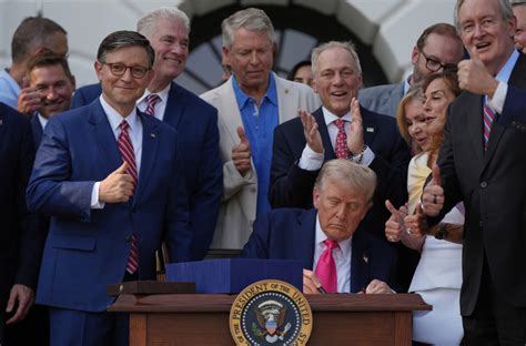 Tramp potpisao ''veliki lepi zakon'' - B92