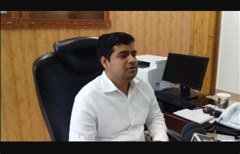 IAS Story: लुंगी में धान रोपने वाले डीएम की कहानी, रेलवे की परीक्षा में ...