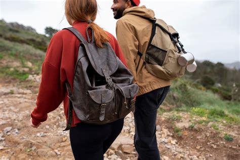 Couple vue de côté lors d'une randonnée | Photo Gratuite