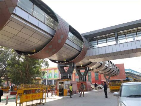 Traffic movement - Skywalk connecting New Delhi railway station with ...