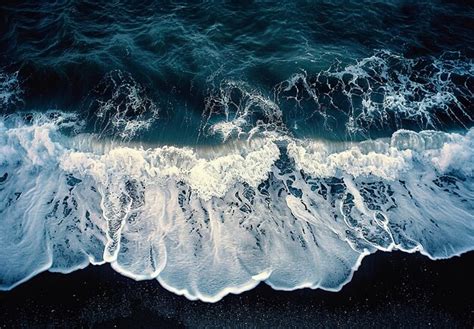 A picture of a wave that is about to crash into the shore | Premium AI ...