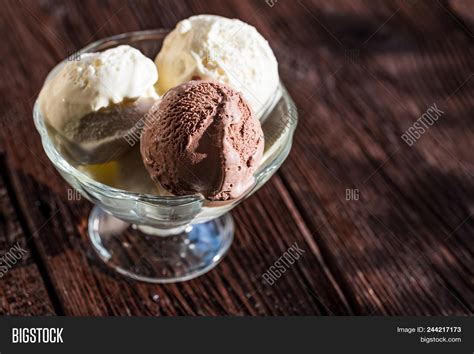 2 ice cream scoops comfortably