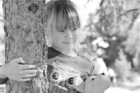 孩子女孩喂养灰鼠 库存照片. 图片 包括有 绿色, 草甸, 字段, 少许, 喜悦, 人们, 室外, 一个 - 43175010