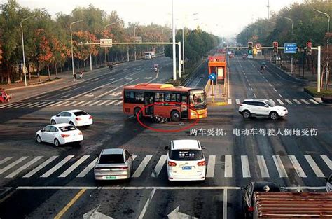 电动车闯红灯撞上公交车 受伤还要负全责_新浪湖南_新浪网