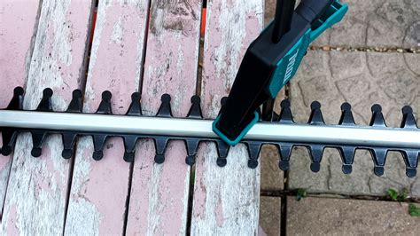 How to sharpen hedge trimmer blades quickly and safely | Homebuilding