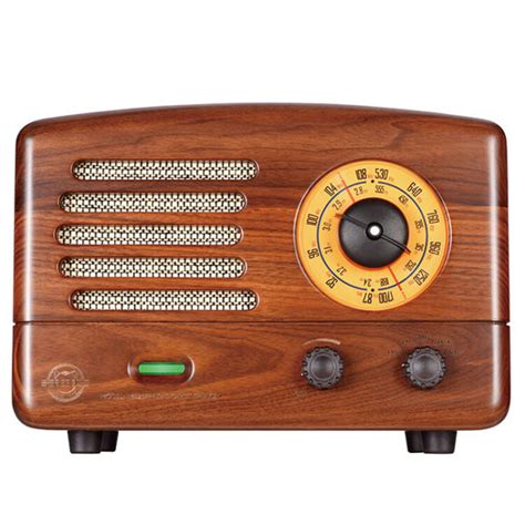 古老的收音机图片-白色背景的古董棕色收音机素材-高清图片-摄影照片-寻图免费打包下载