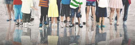 5 People Standing Together 的图像结果