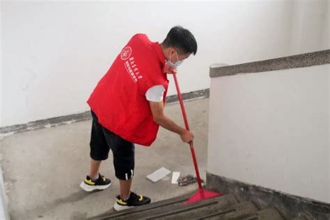 工商管理学院入党积极分子第一组开展志愿活动之清扫博学楼活动
