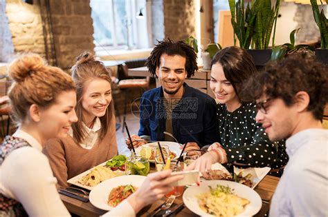 休闲,食物,饮料,人假日的快乐的朋友与智能手机餐厅吃喝高清图片下载-正版图片300406745-摄图网