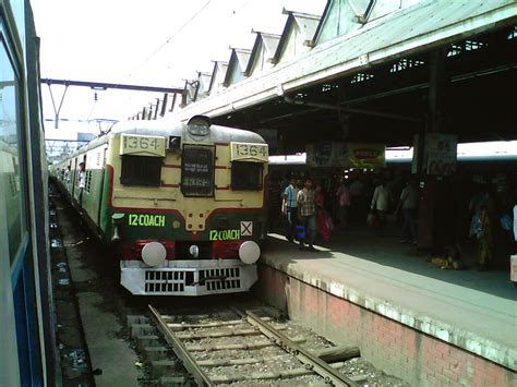 Howrah Station Local Train 的图像结果