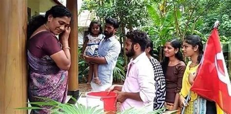 കൈവശം പണമില്ല, സ്വർണ്ണ കമ്മല്‍ ഊരി നല്‍കി വീട്ടമ്മ; ദുരിതത്തിനിടയിലും ...